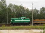 Wismut V60-15 bei Rangierarbeiten mit einem Sandzug, am 12.09.2013 im Verladebahnhof, Kayna.