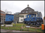 Am Zugang zum Verkehrszentrum des Deutschen Museum in München stehen diese beiden ehemaligen Lokomotiven der Zugspitzbahn.