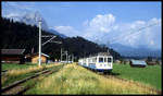 Bei Grainau ist ein Triebwagen der Zugspitzbahn am 30.6.2003 unterwegs zum Endbahnhof in  Garmisch Partenkirchen.