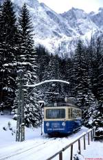 Triebwagen 3 der Zugspitzbahn trifft auf seiner Fahrt vom Schneefernerhaus nach Garmisch im Bahnhof Eibsee ein (Anfang Januar 1980).