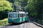 Ein Zug der Drachenfelsbahn bei der Talfahrt kurz vor Ankunft in der Mittelstation Schloss Drachenburg 18.8.2018