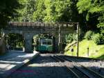 Bergfahrt eines Elektrotriebwagens der Drachenfelsbahn bei der Drachenburg.