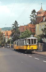 Zahnradbahn Stuttgart: Im Mai 1978 fährt Tw 103 mit dem Vorstellwagen 117 die Alte Weinsteige hinunter. Der 1937 in Dienst gestellte Tw 103 war das erste in Ganzstahlbauweise gebaute Fahrzeug der Stuttgarter Straßenbahn. Der Vorstellwagen 117 ist rund vierzig Jahre älter, er wurde 1896 in Dienst gestellt. Heute befindet er sich bei der Härtsfeld-Museumsbahn.