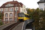 Wagen 1003 der Stuttgarter Zahnrad-Straßenbahn (Linie 10) fährt in die Endstation Marienplatz ein (22.10.19).