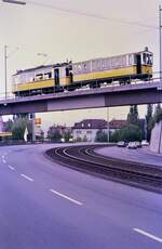 TW 104 und Vorstellwagen 120 der Stuttgarter Zahnradbahn überqueren die Brücke über die Neue Weinsteige, 15.09.1984