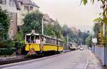 Ein vollbesetzter Zug der Stuttgarter Zahnradbahn mit Vorstellwagen 120 und TW 104 auf dem Weg zum Haigst, dahinter ein zu dieser Zeit neuer Wagen der Zahnradbahn. Das Foto entstand am 15.09.1984.