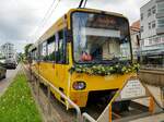 Zahnradbahn Stuttgart__Tw 1002 ist an der Endstation 'Degerloch' angekommen. Im Hintergrund ein ZT 4.2 als Folgezug. Die “E-Wagen“-Beschilderung hatte und hat, auch wenn echter E-Wagen-Betrieb längst Vergangenheit ist, sicherheitsrelevante Bedeutung, wenn mehr als zwei Zügen auf der Strecke unterwegs sind. So war der Fahrer des Gegenzugs an der Ausweiche ‘Wielandshöhe‘ informiert, daß auf der eingleisigen Strecke ausnahmsweise noch ein Folgezug entgegenkommt ! Bis in die 1950er Jahre hatte der jeweils führende Tw eine runde schwarz-weiße “E“-Scheibe an der Front (ganz früher eine runde “X“-Scheibe). Nachdem die Zahnradbahn ab Mitte der 1950er als Linie 30 verkehrte, wurde in den neuen Liniennummer-Kästen auf dem Dach das bekannte weiße “E“ auf rotem Grund gezeigt.__14-05-2023