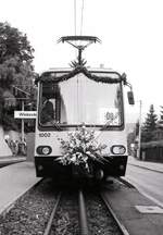 SSB__Zahnradbahn__Nächstes Jahr werden es 140 ! Tw 1002 [ZT 4.1; 1982 MAN Nürnberg/SLM Winterthur/AEG Berlin; Antriebssteuerung ab 1999 umgestellt auf Siemens SIBAS] im Blumenschmuck zum 100. Geburtstag (23.08.1984) der Stuttgarter Zahnradbahn.__15-09-1984 