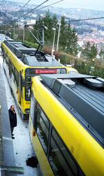 SSB Stuttgart Zahnradbahn__Die Strecke ist wieder befahrbar, der auch auf der Strecke gefangene Tw 1003 wird heimgeholt.__Jahreswende 1999/2000.