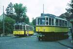 SSB Stuttgart__Zahnradbahn__Der bereits 1973/74 modernisierte Tw 105 im Linienverkehr trifft den frisch modernisierten Tw 101, noch auf dem Straßenroller, in der Jahnstr. in Degerloch. __30-05-1975 