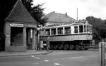 SSB Stuttgart__Zahnradbahn__Der Culemeyer Straßenroller rangiert in der Karl-Pfaff-Str. in Degerloch, damit der Tw 101 aus der richtigen Richtung aufs Gleis gesetzt werden kann.__30-05-1975 