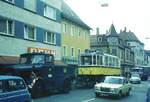 SSB Stuttgart__Zahnradbahn__Der Transport des modernisierten Tw 101 von der Hw in Möhringen zum Zbhf. Degerloch erfolgte über die Straße. Im Bild die Kaelble Zugmaschine der DB mit dem 101er auf dem Culemeyer Straßenroller in der Epplestraße in Degerloch.__30-05-1975