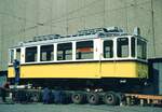 SSB Stuttgart__Zahnradbahn__Tw 101 neben der Hw in Möhringen auf dem Culemeyer-Straßenroller. Letzte Handarbeiten für den Transport zum Zbhf Degerloch.__30-05-1975