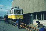 SSB Stuttgart__Zahnradbahn__Tw 101 wird neben der Hw in Möhringen auf den Culemeyer-Straßenroller verladen.__30-05-1975