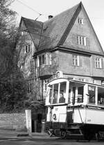 SSB Zahnradbahn__Zeitenwende an der Haltestelle 'Pfaffenweg'. Vorstellwagen 117 [ME 1896] auf Bergfahrt, mit dem Bremser auf der Plattform, vor dem alten Blum'schen Haus in Holzschindel-Bauweise. Abgerissen 1978.__04-1977