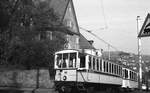 SSB Zahnradbahn__Zeitenwende an der Haltestelle 'Pfaffenweg'. Vorstellwagen 119 [ME 1898] mit Tw 103 [ME 1937] auf Bergfahrt, vorbei am alten Blum'schen Haus in Holzschindel-Bauweise. Abgerissen 1978.__04-1977