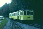 Ausfahrt aus dem Talbhf. Waching_16-08-1973__Drei elektrische Zahnradlokomotiven wurden 1912 bei der Maschinenfabrik Esslingen und Brown, Boveri beschafft, die passenden Vorstellwagen in Abteilbauweise mit jeweils 50 Sitzplätzen lieferte die MAN in Nürnberg. 1935 wurde noch eine vierte Lokomotive nachgeliefert, so dass bis 1990 vier Garnituren im Einsatz standen.