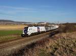 Eine 159 204 mit einem leeren Holzzug  am 06.03.2021 unterwegs bei Mainbernheim.