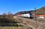 159 214 mit einem Containerzug am 07.03.2021 bei Halbmeile.