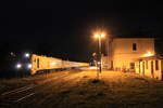 159 206-2 (90 80 2159 206-2 D-RCM), (für EBS) mit einem Schnittholzzug am 26.3.2021 beim abendlichen Kreuzungshalt in Pößneck oberer Bahnhof.