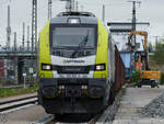 Die Captrain-Hybridlokomotive 159 102-3 wartet auf die Entladung der angehängten offenen Güterwagen.