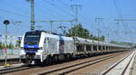 HHPI - Heavy Haul Power International GmbH, Erfurt [D] mit  20-05  [NVR-Nummer: 90 80 2159 205-4 D-RCM] und Schüttgutwagenzug bei der Durchfahrt Bf.