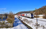 159 201 mit einem Containerzug am 10.12.2021 bei Halbmeile.