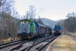 ZPR 650 140 rangiert einen Papierzug in Blankenstein, während rechts Raildox 159 233 auf die Bereitstellung ihres leeren Holzzuges wartet.