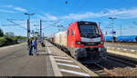 Zementzug mit 159 225-2 (Stadler Eurodual) rauscht im Bahnhof Bitterfeld an den Reisenden auf Bahnsteig 1/2 Richtung Berlin vorbei.

🧰 Rail Care and Management GmbH (RCM)/European Loc Pool AG (ELP), vermietet an die Mitteldeutsche Eisenbahn GmbH (MEG)
🕓 16.5.2022 | 9:21 Uhr