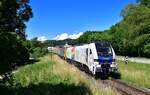 159 237 mit einem Holzzug am 26.06.2022 bei Deggendorf.