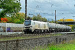 159 218 mit einem Kesselwagenzug durch Retzbach-Zellingen in Richtung Karlstadt fahrend am Samstag den 15.10.2022