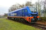 Raildox Stadler Eurodual 159 220-3 am 23.12.22 in Hanau Hafen von einer Straße aus fotogafiert