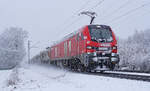 Der rote DB-Koloss 159 240 pflügt am 08.03.2023 mit seinen Kesselwaggons durch die Winterlandschaft in Lintorf.