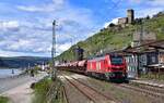 159 207 mit einem Güterzug am 14.04.2023 bei Kaub.