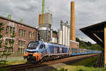 Netzwerkbahn Sachsen (NeS) mit 159 248 im Holzverkehr auf der Flöhatalbahn verlässt den Kreuzungsbahnhof Grünhainichen-Borstendorf in Richtung Chemnitz am 8. August 2023.