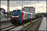 BELog 159 238-5 mit einem bunten Ganzzug offener Wagen (Gattung: Eamnos) verschiedener Vermieter am 22.10.2023 in Würzburg Hbf.