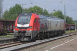 Von der Eurodual 2159 225-2 D-ELP der MEG habe ich auch ein formatfüllendes Foto gemacht. Die Lok wartet gerade, sich an das Ende des Güterzuges zu setzen und Richtung Würzburg abfahren zu können.
Steinach bei Rothenburg (Tauber), Mittwoch, 4. September 2024