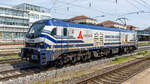 Stadler Eurodual 159 222 ( Lena ) zeigt sich am 01.05.2024 bei einer Rangierfahrt durch den Hauptbahnhof Regensburg den Fotografen.