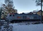 Selten Mal,dass in Neukirch Lausitz (West) eine Zug Kreuzung stattfindet.Hier wartet ein Ganzzug mit Feinsplitt beladen und einer Hybridlok des EVU HVLE die Kreuzung mit einem TW des EVU Die Länderbahn ab.
HVLE-EuroDual Baureihe 159. Die Hybridlok ist eine vollwertige E-Lok und Diesellokomotive zugleich. Unter Fahrdraht erzielt sie eine Leistung von 6.150 kW bei 15 kV/16,7 Hz und von 7.000 kW bei 25 kV/50 Hz. Im Dieselbetrieb leistet der eingebaute Caterpillar Motor 2.800 kW. Der auf deutschen Gleisen völlig neue Loktyp hat eine beachtliche Fahrzeuglänge von 23,02 Meter.
23.11.2024  14:45 Uhr.