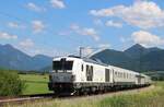 Nachschuss auf den Radve - Zug mit 183-500 an der Spitze und 248-004 am Zugschluss.