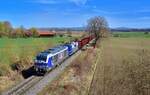 248 002 + 151 079 mit einem Güterzug am 12.04.2022 bei Landau an der Isar.