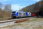 Vectron Dual-Mode 90 80 2248 002 D-RPRS von Railsystems RP legt sich zusammen mit der 151 079 des selben Betreibers in Solnhofen in die Kurve, unterwegs Richtung Treuchtlingen.