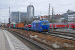 Vor dem imposanten Hintergrund am Münchener Ostbahnhof fährt der Vectron Dual Mode 248 042 der EGP mit einem Containerzug Richtung München Laim.
München, 23. Feb. 2023