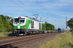 248 064 der SETG schleppte am 09.06.24 einen nicht vollständig beladenen Tchibo-Containerzug durch Greppin Richtung Dessau.