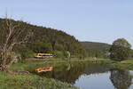 Hallo Rolf, 
ein wunderschönes Landschaftsbild, auf welchem der gelbe Triebwagen unüberse