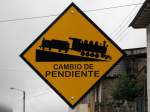 Ein Hinweisschild, wahrscheinlich fr den Lokfhrer, dass sich an der einzigen aktiven Bahnstrecke Ecuadors zwischen Alaus und Sibambe zur Teufelsnase die Steigung ndern wird. (Alaus, 13.02.2011)