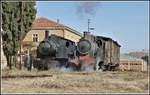 Eritrean Railway Mallet 440.008 und shunter 202.008 vor dem Bahnhofsgebäude Asmara.