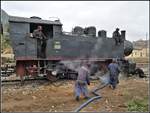 Eritrean Railway steamtrain special mit Mallettlok 442.56 beim Wasserfassen in Nefasit.