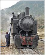 Eritrean Railways steamtrain special in Nefasit. Das Wasser wird per Schlauch aus einem Lastwagentank zugeführt. (17.01.2019)