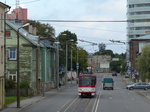 Nahe Tondi erreicht soeben eine ehemalige Erfurter KT4D #147 das Ziel ihrer Fahrt. Die Straßenbahnen sind im Innern etwa dem letzten Zustand in Deutschland entsprechend, der äußere Türöffner hat noch eine deutsche Aufschrift. Neu sind NFC-Kartenleser, mit denen Gäste über ihre Plastikkarte entweder eine Fahrkarte entwerten oder validieren, dass sie mit gültiger Zeitkarte fahren. 4.8.2016, Tallinn